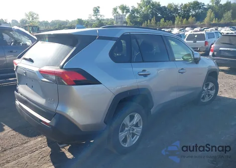 2019 Toyota Rav4 Xle z USA, uszkodzony, nr VIN JTMP1RFV1KD017257